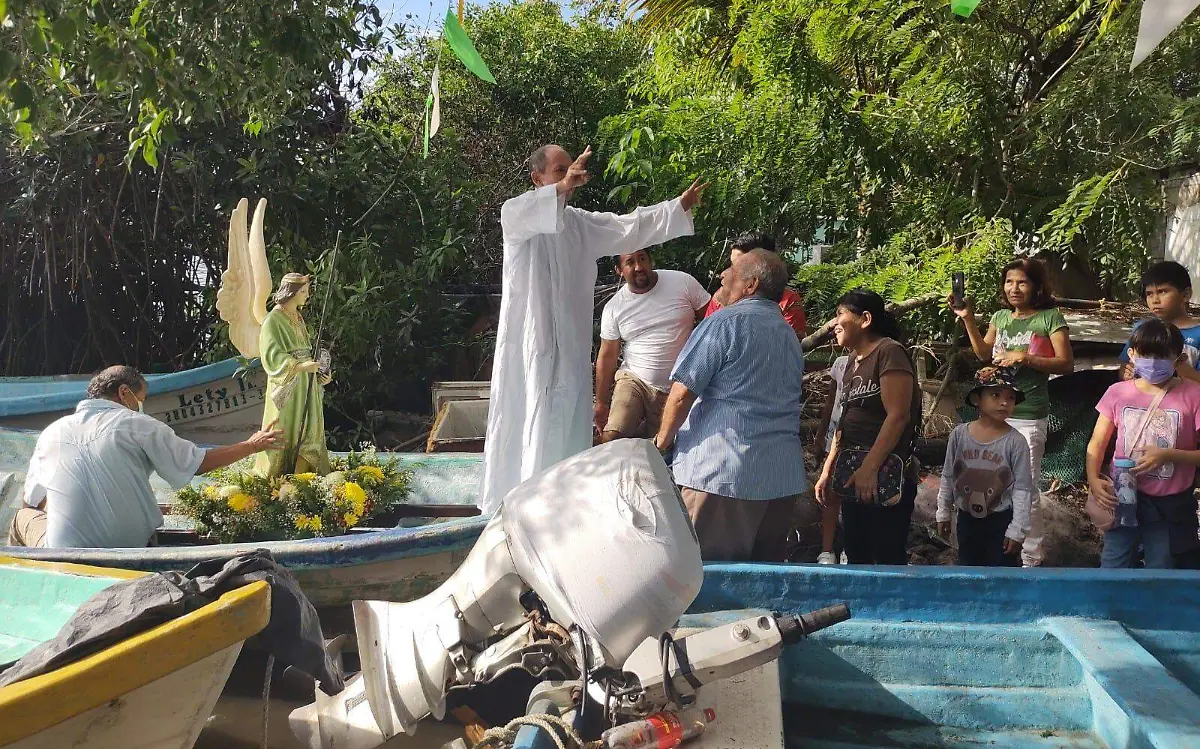 Festejan a San Rafael Arcángel en la colonia Pescadores Mario Cruces (2)